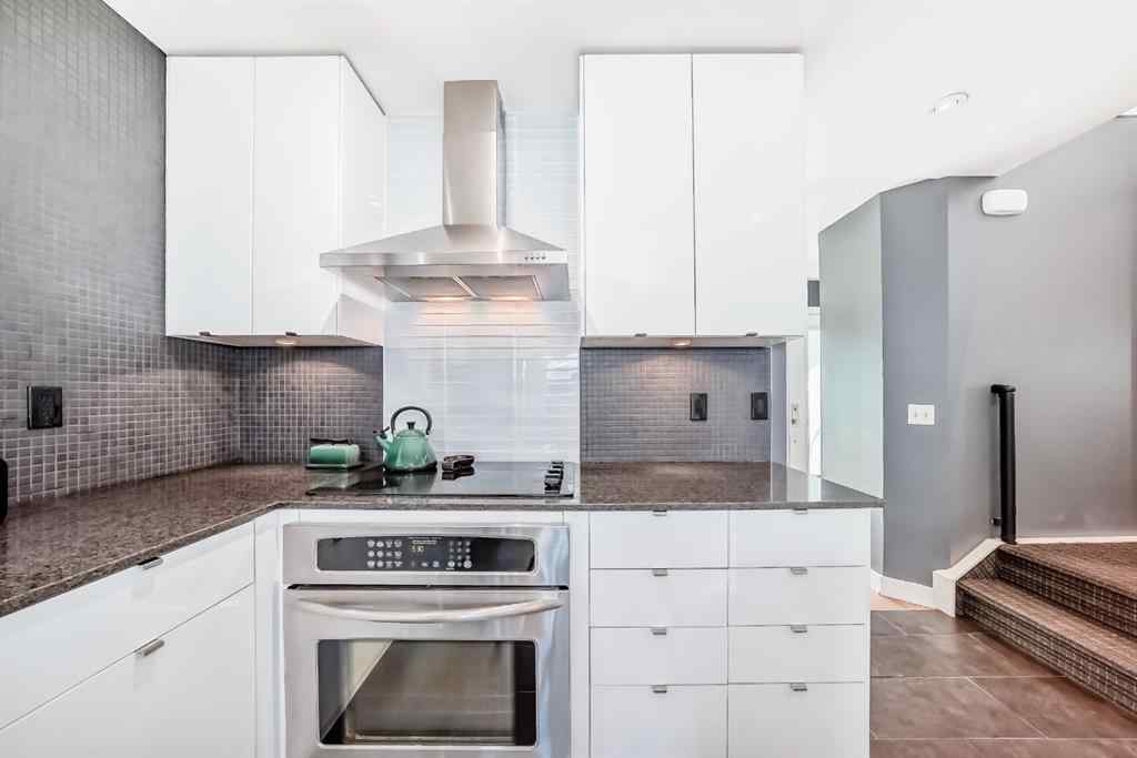MLS® A2256174 - 2028 32 Avenue SW in South Calgary Calgary, Residential