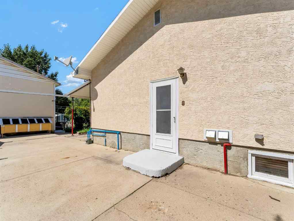 MLS® A2256175 - 1702 15 Avenue SE in Crestwood-Norwood Medicine Hat, Residential