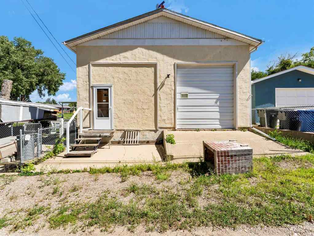 MLS® A2256175 - 1702 15 Avenue SE in Crestwood-Norwood Medicine Hat, Residential