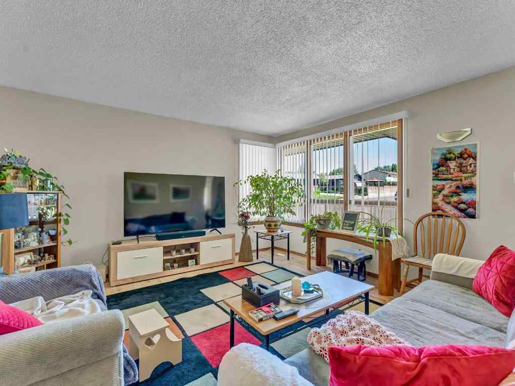 MLS® A2256175 - 1702 15 Avenue SE in Crestwood-Norwood Medicine Hat, Residential
