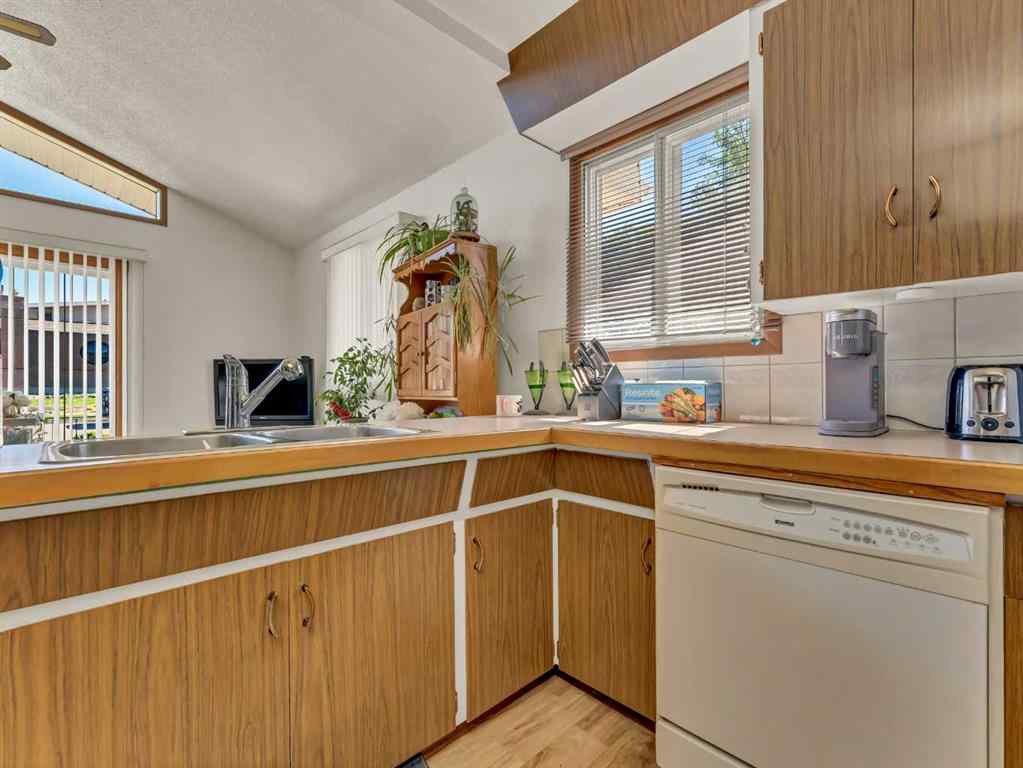 MLS® A2256175 - 1702 15 Avenue SE in Crestwood-Norwood Medicine Hat, Residential