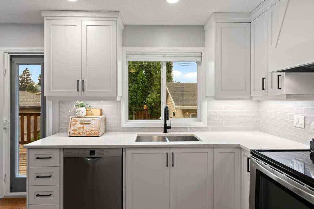 MLS® A2256190 - 9919 Walrond Road SE in Willow Park Calgary, Residential
