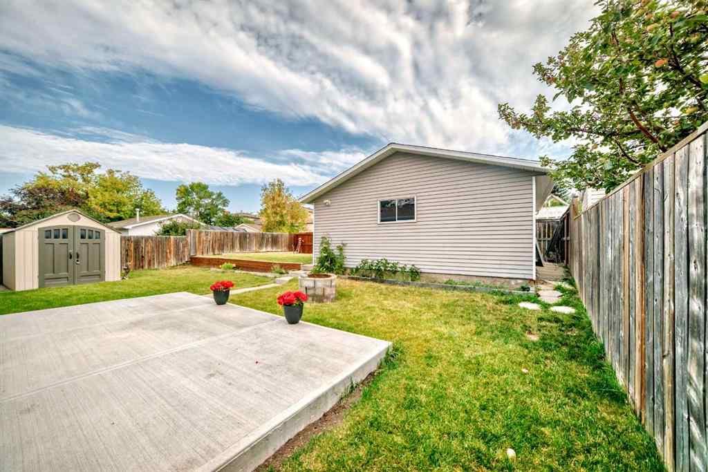 MLS® A2256200 - 424 Rundlehill Way NE in Rundle Calgary, Residential