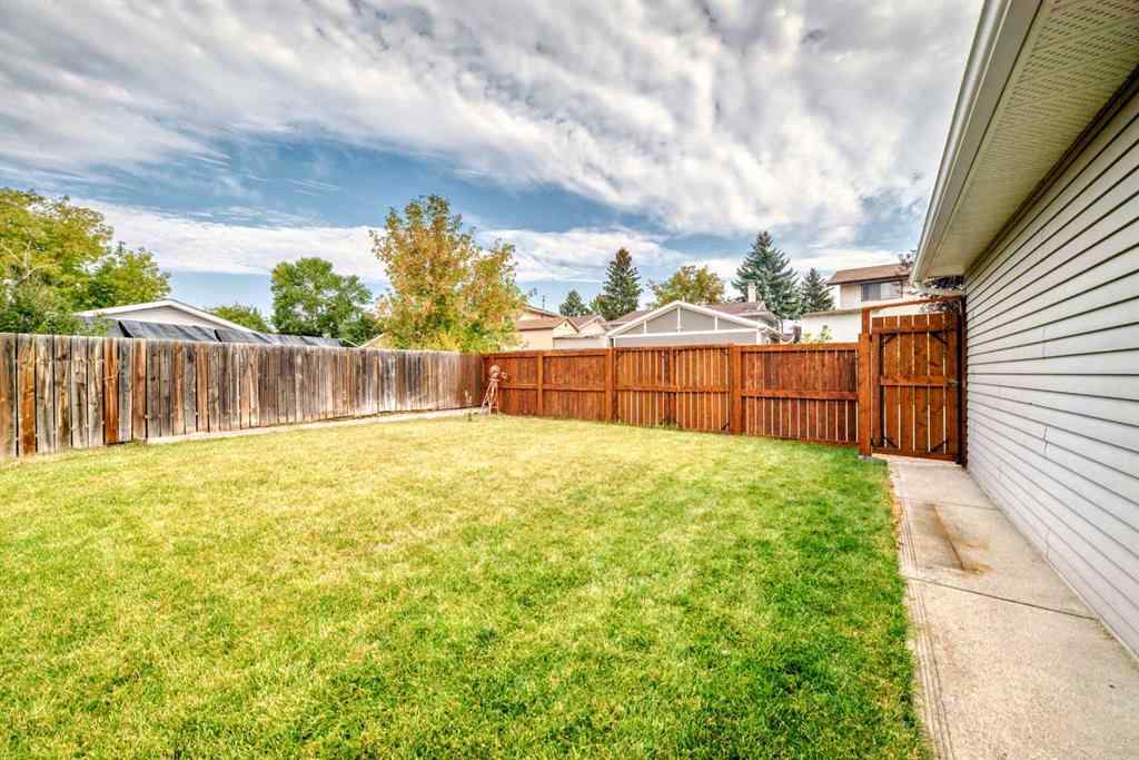 MLS® A2256200 - 424 Rundlehill Way NE in Rundle Calgary, Residential