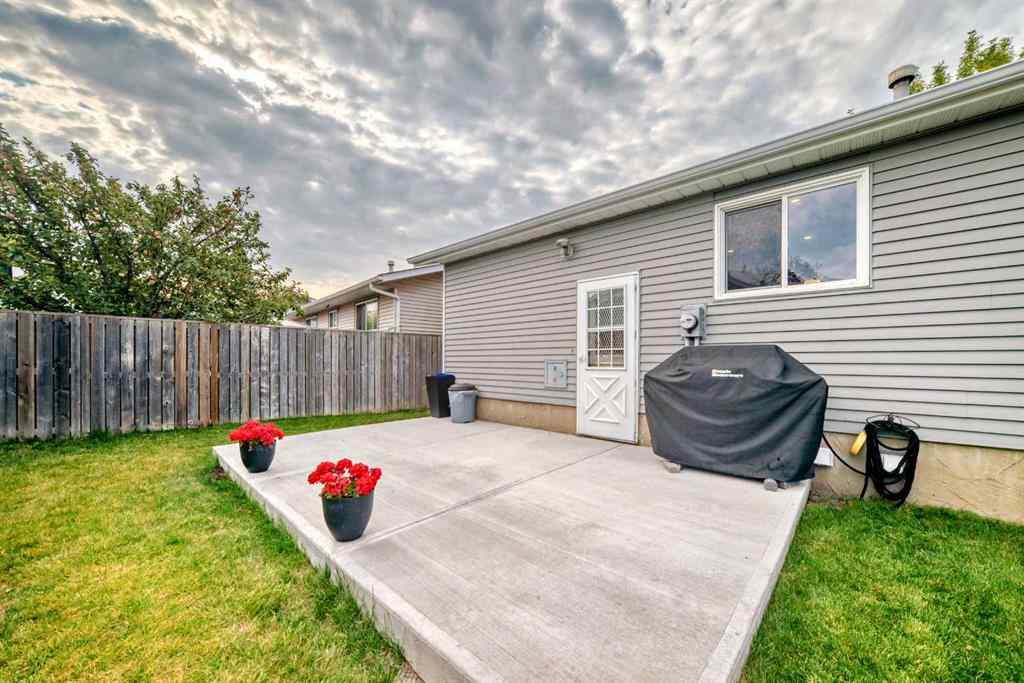 MLS® A2256200 - 424 Rundlehill Way NE in Rundle Calgary, Residential