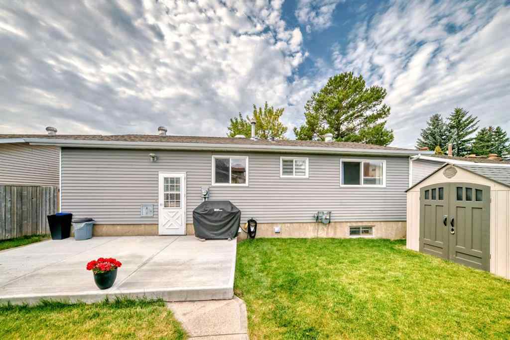MLS® A2256200 - 424 Rundlehill Way NE in Rundle Calgary, Residential