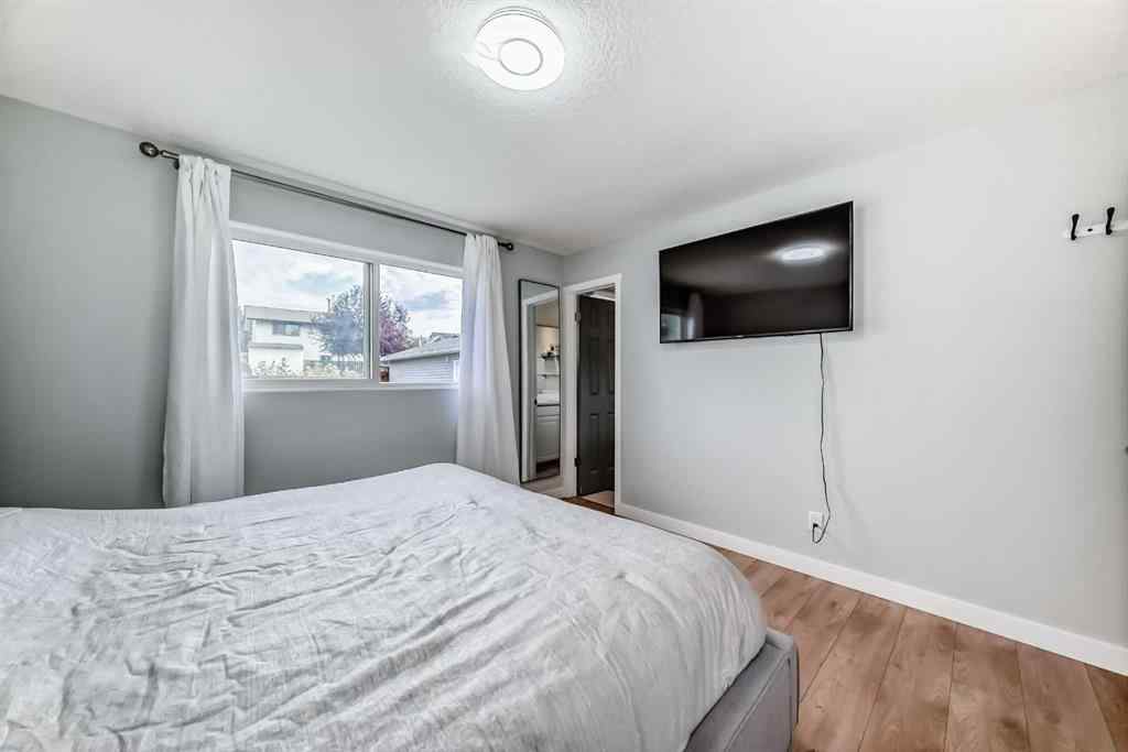 MLS® A2256200 - 424 Rundlehill Way NE in Rundle Calgary, Residential