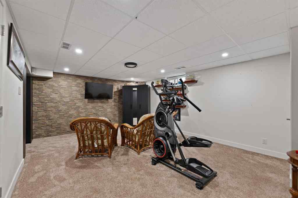 MLS® A2256201 - 6024 28 Avenue NE in Pineridge Calgary, Residential