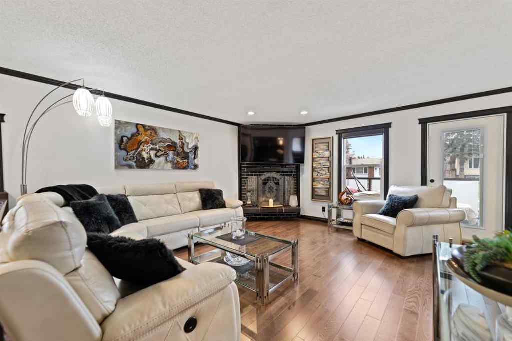 MLS® A2256201 - 6024 28 Avenue NE in Pineridge Calgary, Residential