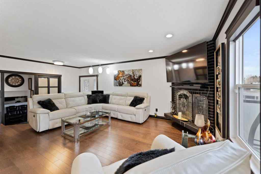 MLS® A2256201 - 6024 28 Avenue NE in Pineridge Calgary, Residential