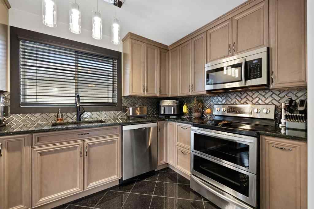 MLS® A2256201 - 6024 28 Avenue NE in Pineridge Calgary, Residential