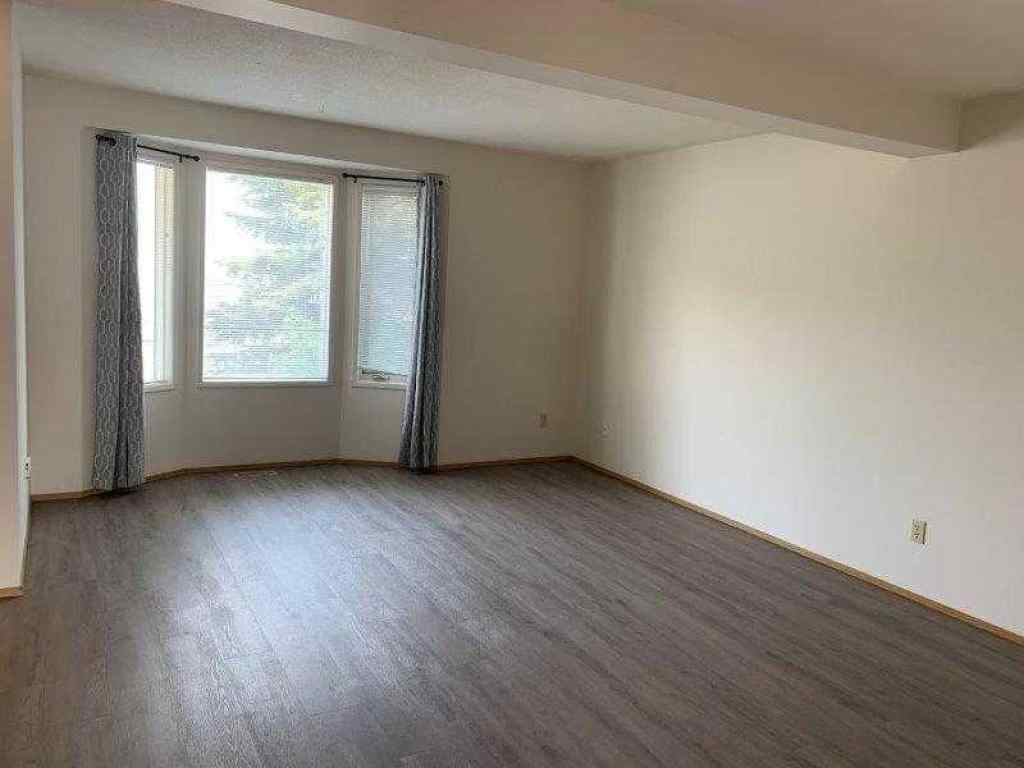 MLS® A2256213 - 8420 99 Avenue  in Rolling Hills Peace River, Commercial