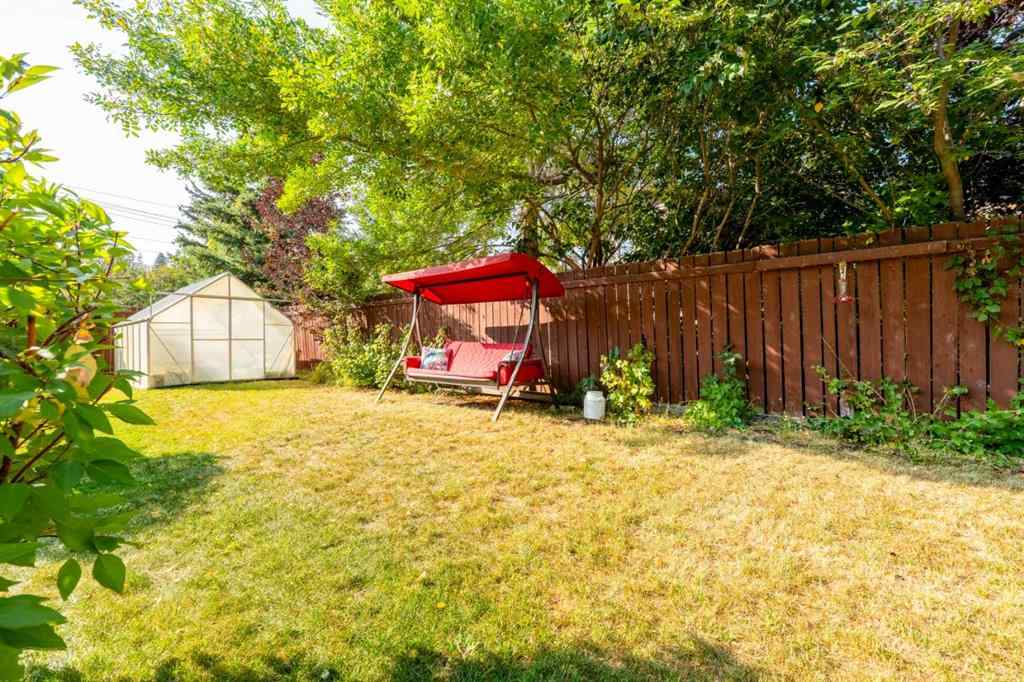 MLS® A2256229 - 15 Deer Bay SE in Deer Run Calgary, Residential