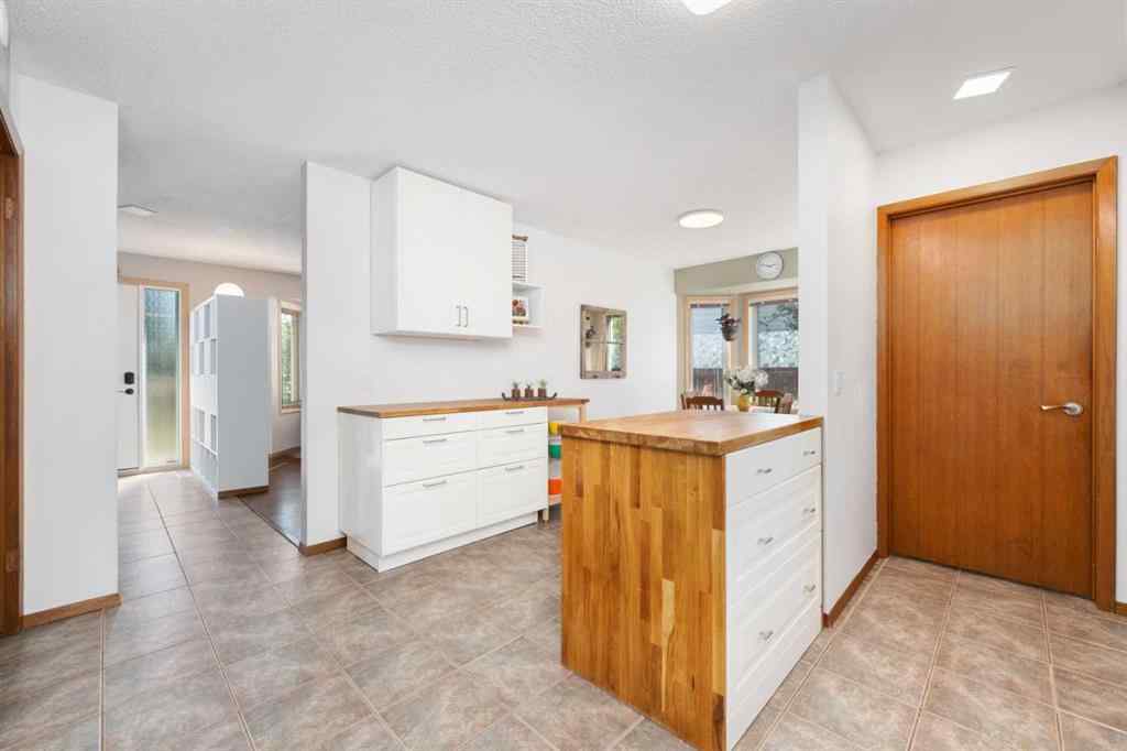 MLS® A2256229 - 15 Deer Bay SE in Deer Run Calgary, Residential