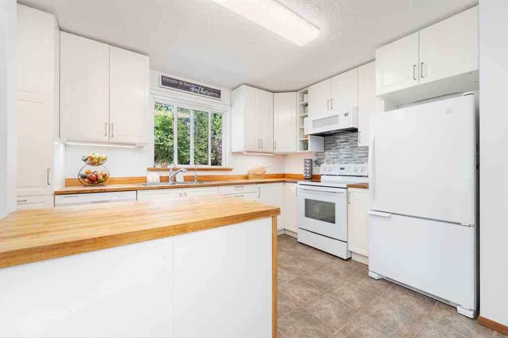 MLS® A2256229 - 15 Deer Bay SE in Deer Run Calgary, Residential
