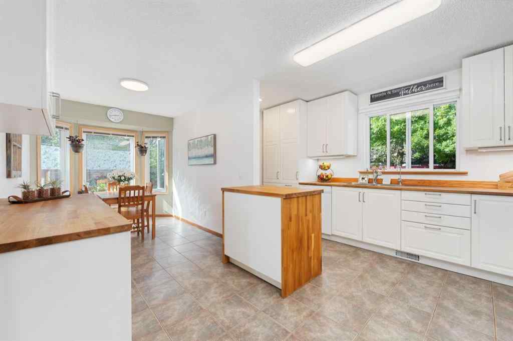 MLS® A2256229 - 15 Deer Bay SE in Deer Run Calgary, Residential