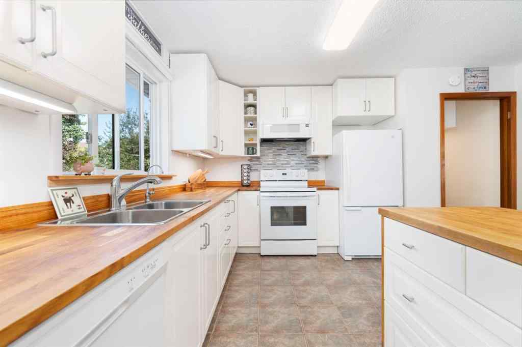 MLS® A2256229 - 15 Deer Bay SE in Deer Run Calgary, Residential