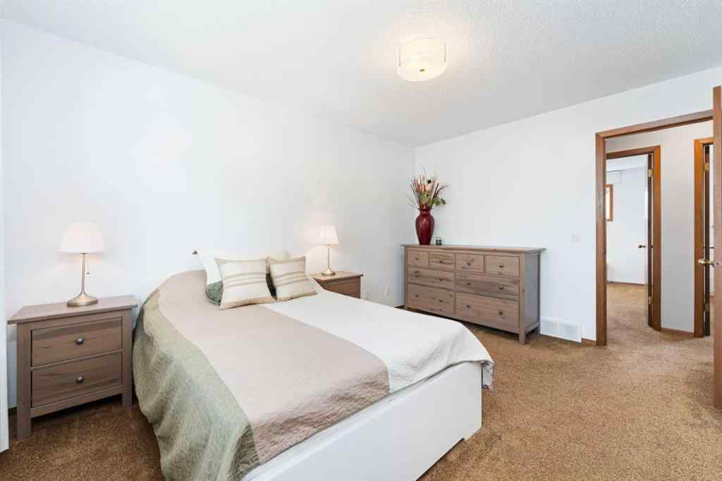 MLS® A2256229 - 15 Deer Bay SE in Deer Run Calgary, Residential
