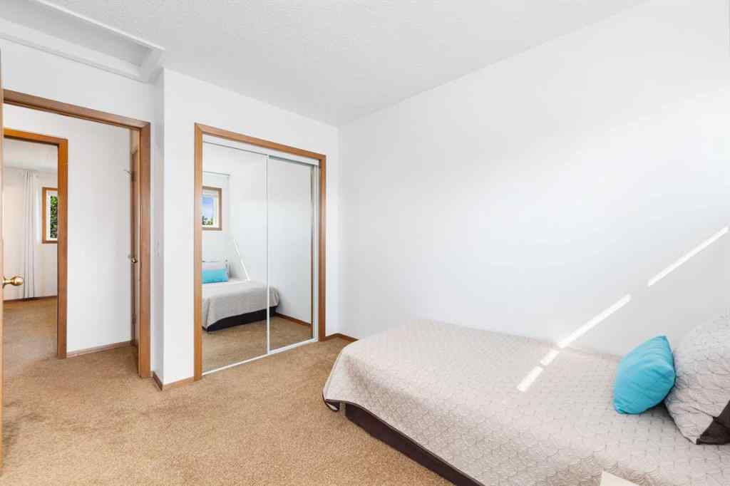 MLS® A2256229 - 15 Deer Bay SE in Deer Run Calgary, Residential
