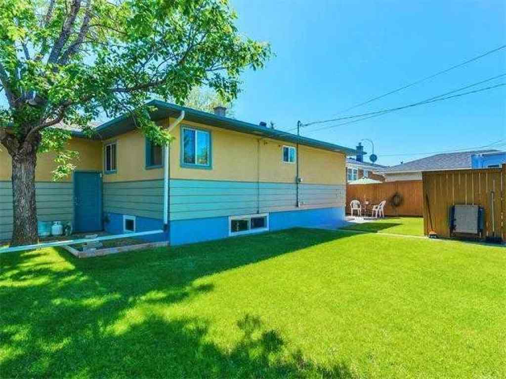 MLS® A2256230 - 5623 Centre Street NW in Thorncliffe Calgary, Residential