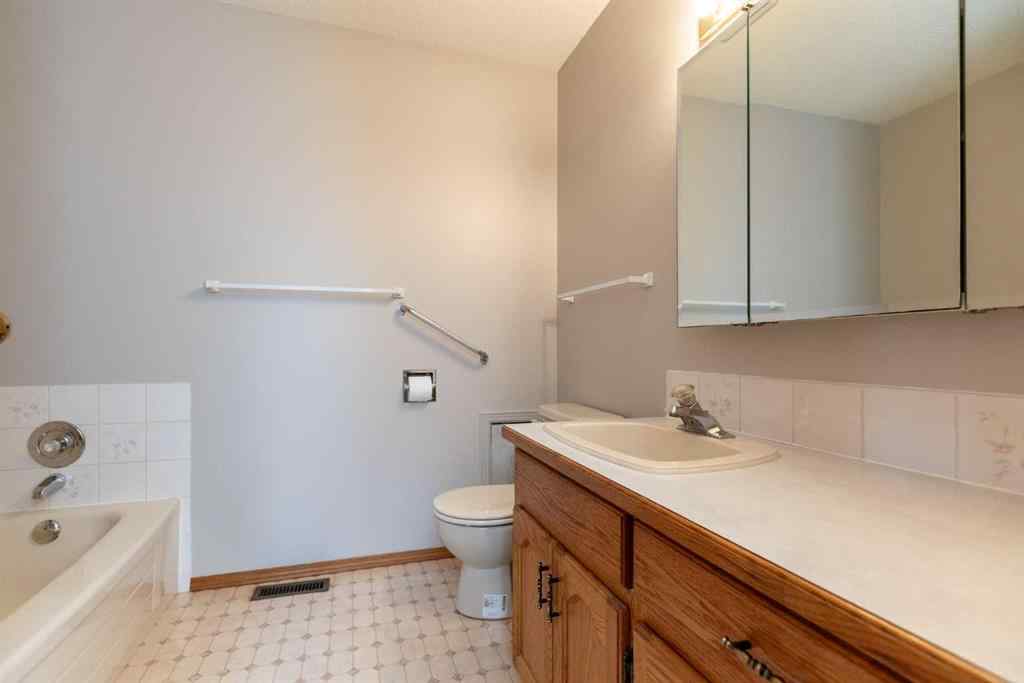 MLS® A2256262 - 5319 37 Street  in Margodt Innisfail, Residential