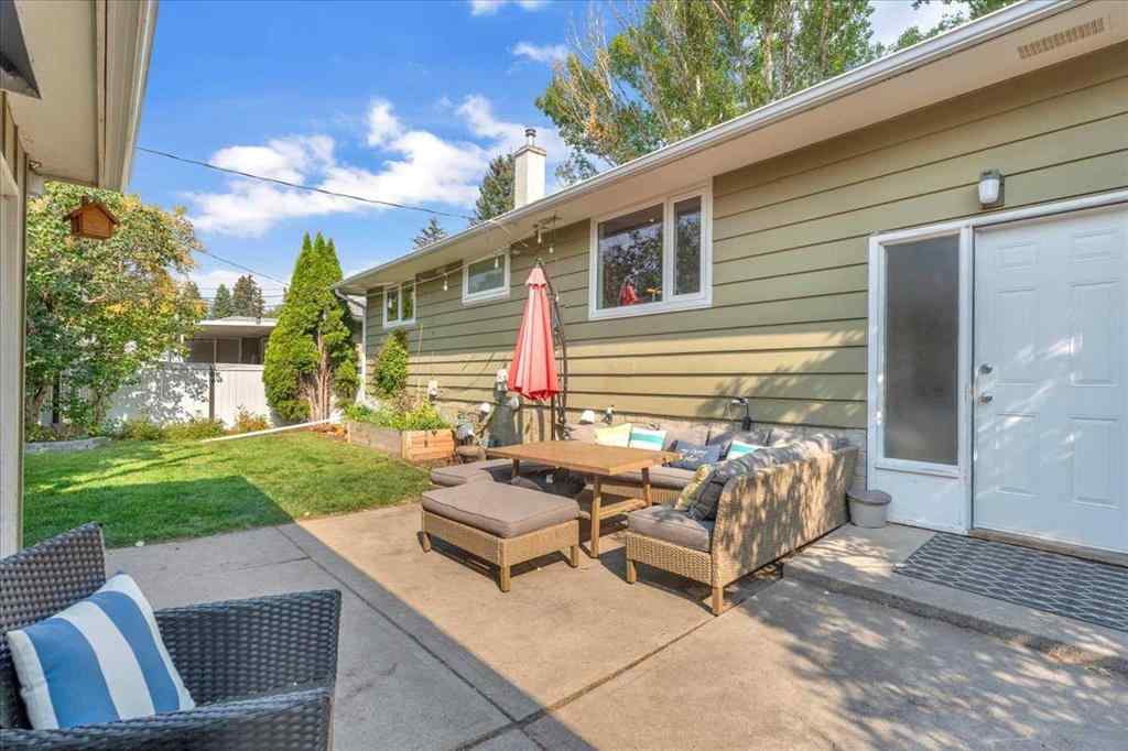 MLS® A2256277 - 427 Capri Avenue NW in Brentwood Calgary, Residential