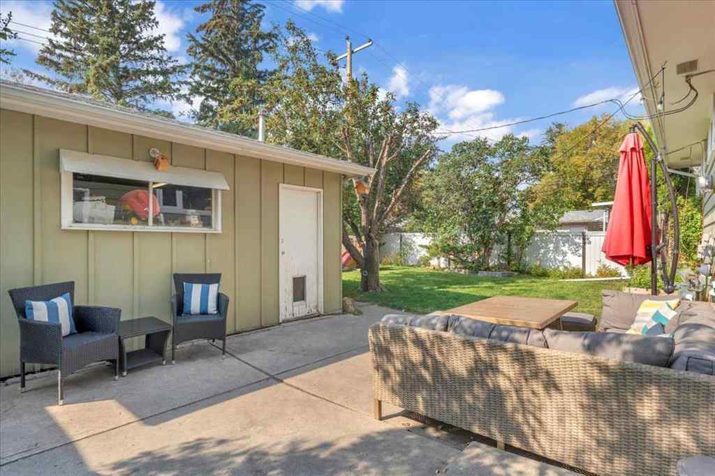 MLS® A2256277 - 427 Capri Avenue NW in Brentwood Calgary, Residential