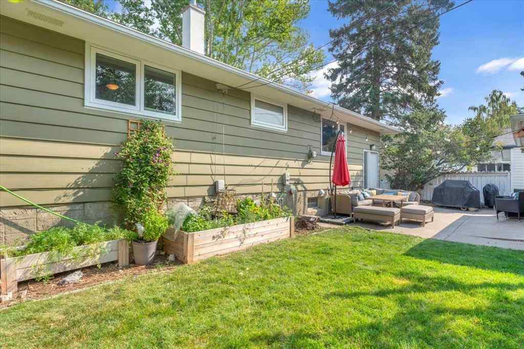 MLS® A2256277 - 427 Capri Avenue NW in Brentwood Calgary, Residential