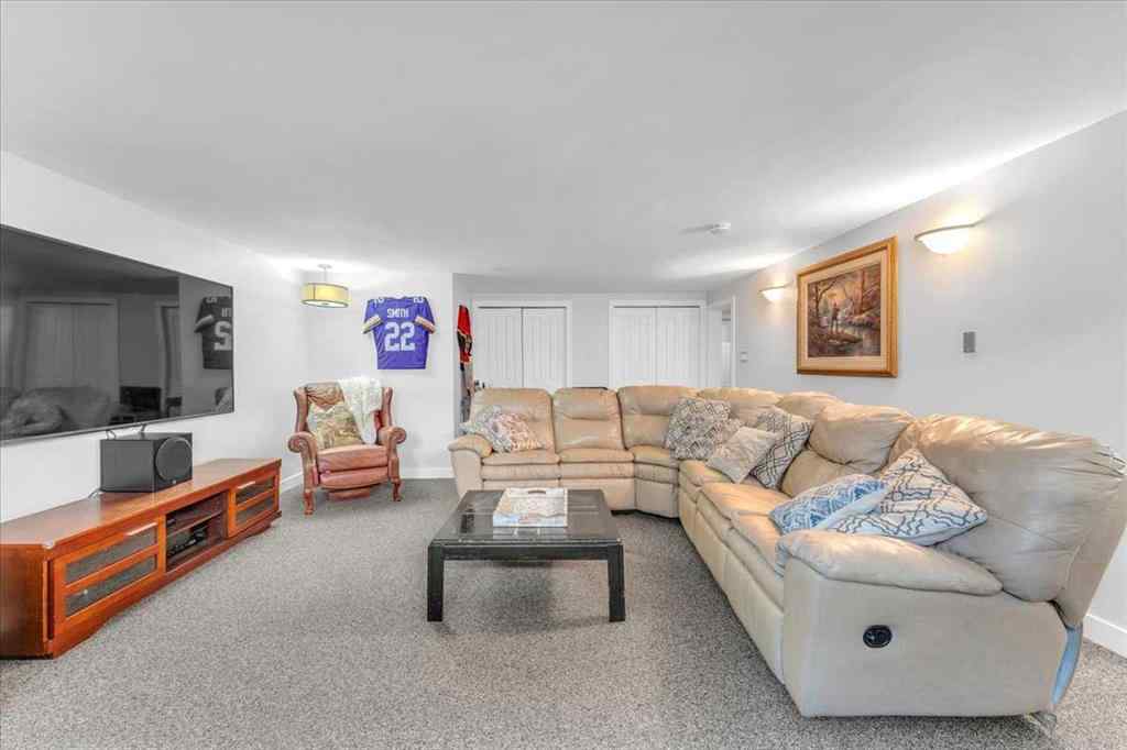 MLS® A2256277 - 427 Capri Avenue NW in Brentwood Calgary, Residential