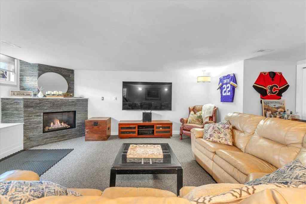 MLS® A2256277 - 427 Capri Avenue NW in Brentwood Calgary, Residential