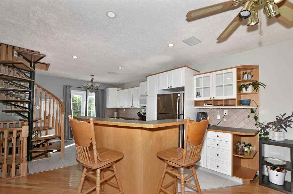 MLS® A2256286 - 809 8 Avenue NE in Renfrew Calgary, Residential