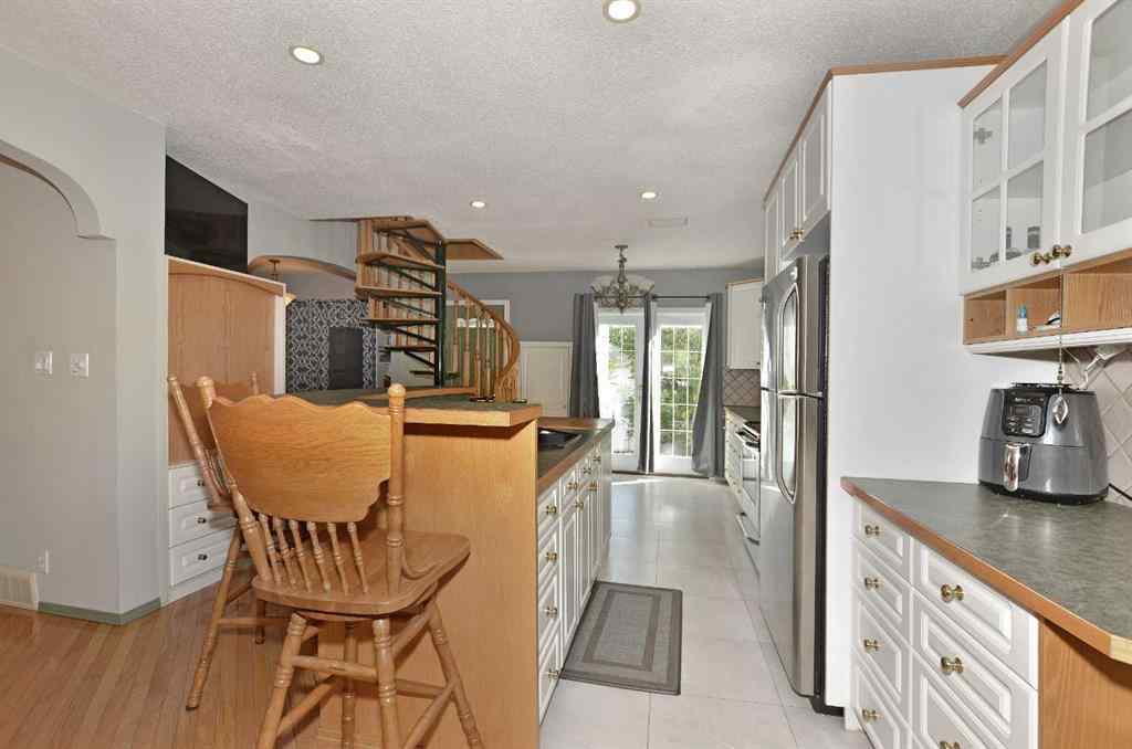 MLS® A2256286 - 809 8 Avenue NE in Renfrew Calgary, Residential