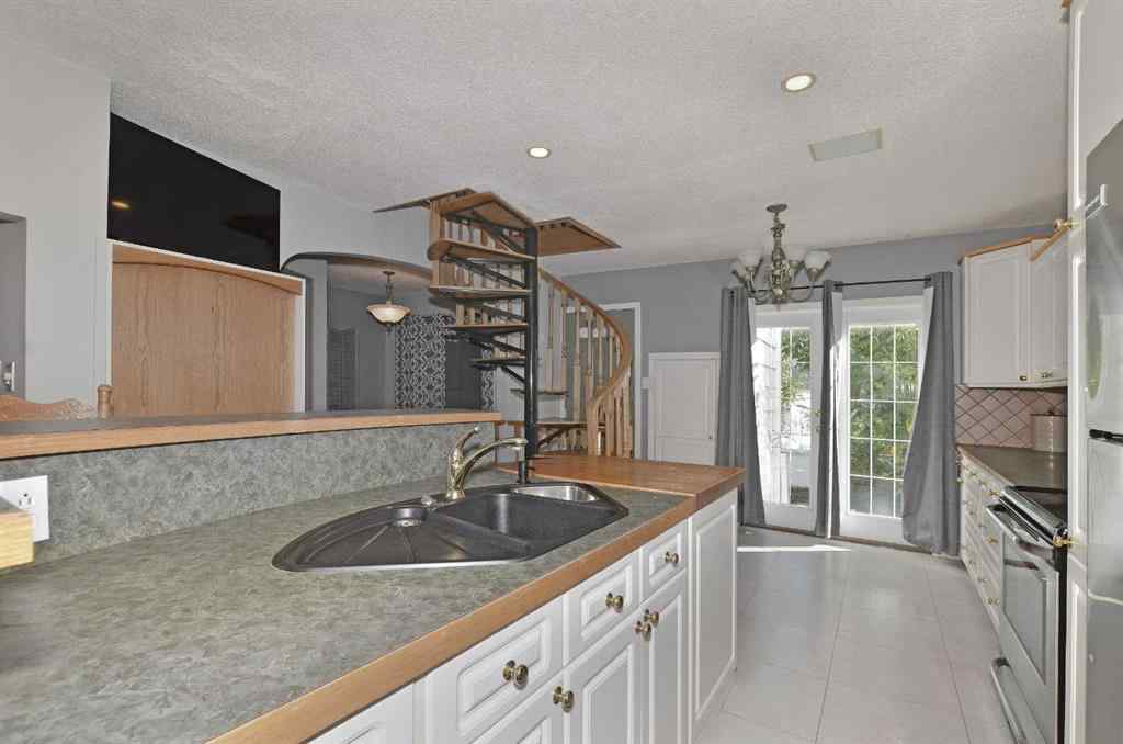 MLS® A2256286 - 809 8 Avenue NE in Renfrew Calgary, Residential