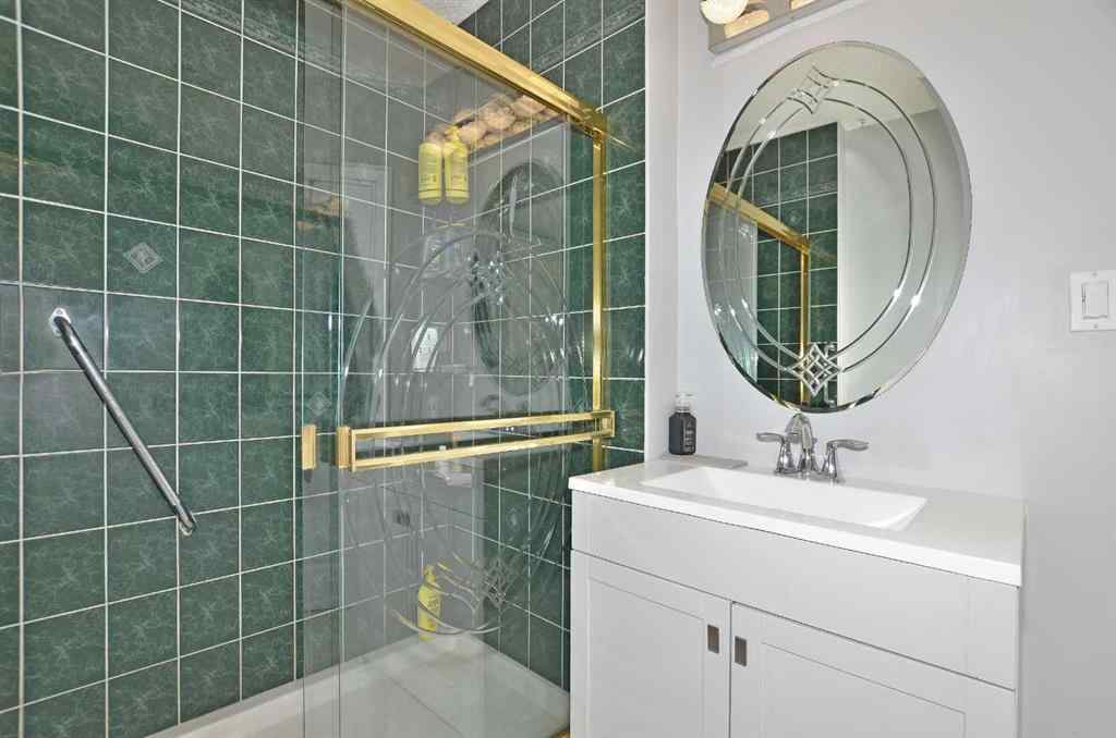 MLS® A2256286 - 809 8 Avenue NE in Renfrew Calgary, Residential