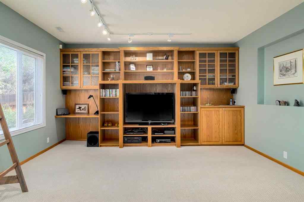 MLS® A2256295 - 537 Sierra Madre Court SW in Signal Hill Calgary, Residential