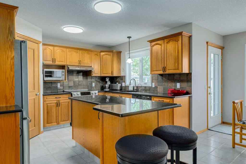 MLS® A2256295 - 537 Sierra Madre Court SW in Signal Hill Calgary, Residential