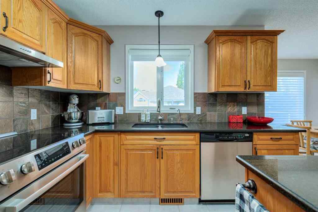 MLS® A2256295 - 537 Sierra Madre Court SW in Signal Hill Calgary, Residential