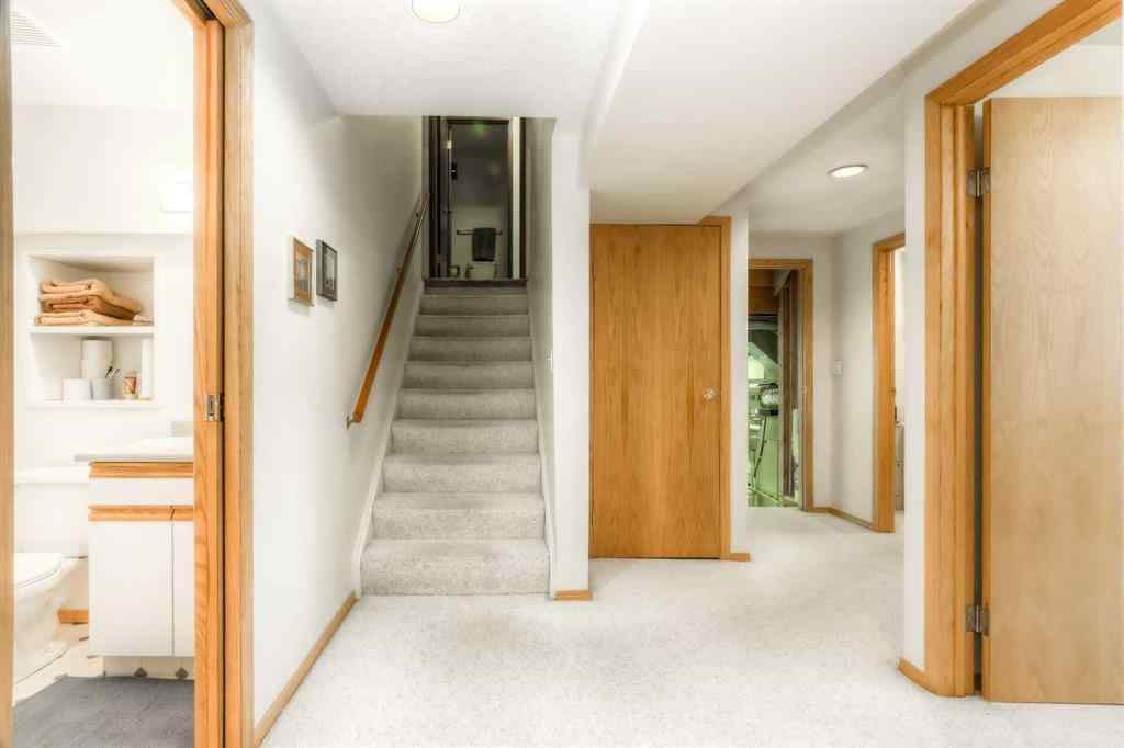 MLS® A2256299 - 22 Varwood Place NW in Varsity Calgary, Residential