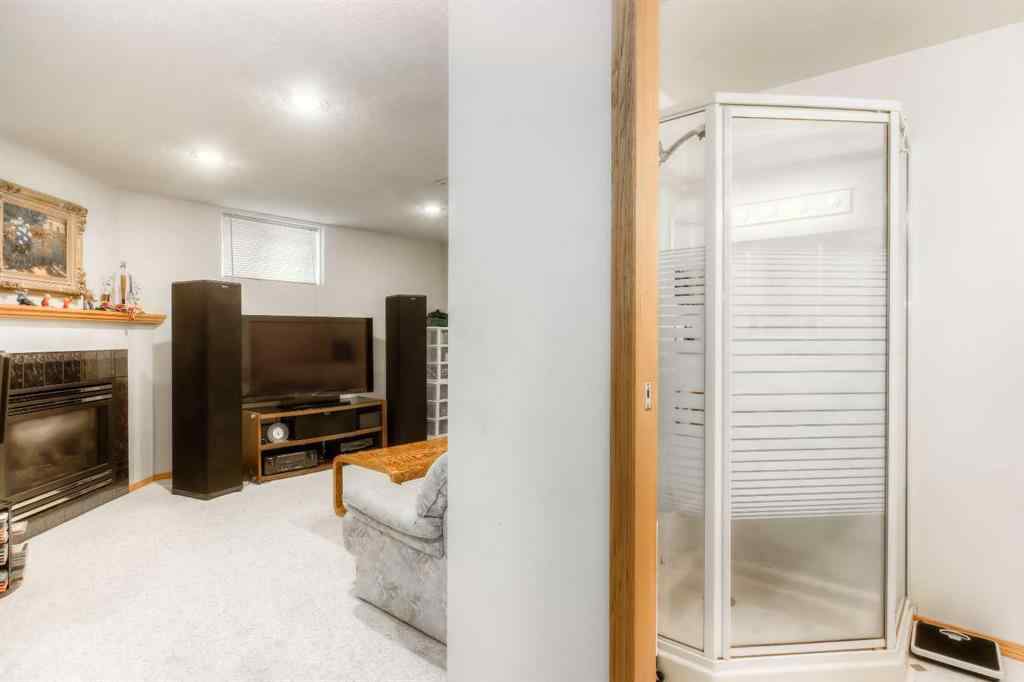 MLS® A2256299 - 22 Varwood Place NW in Varsity Calgary, Residential