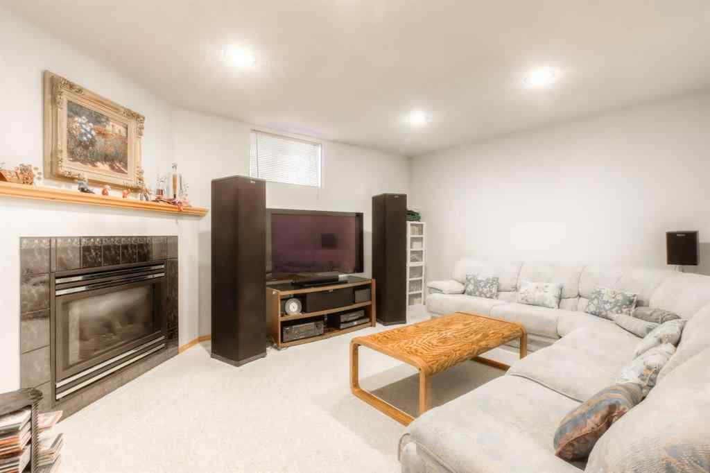 MLS® A2256299 - 22 Varwood Place NW in Varsity Calgary, Residential