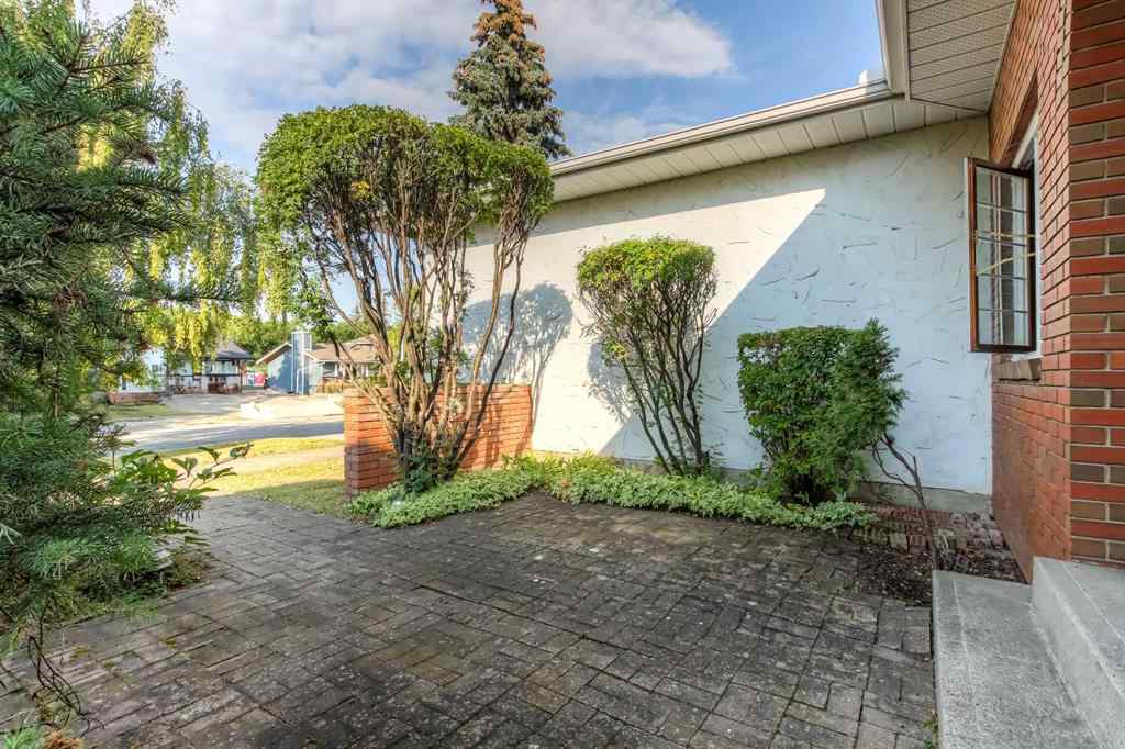 MLS® A2256299 - 22 Varwood Place NW in Varsity Calgary, Residential