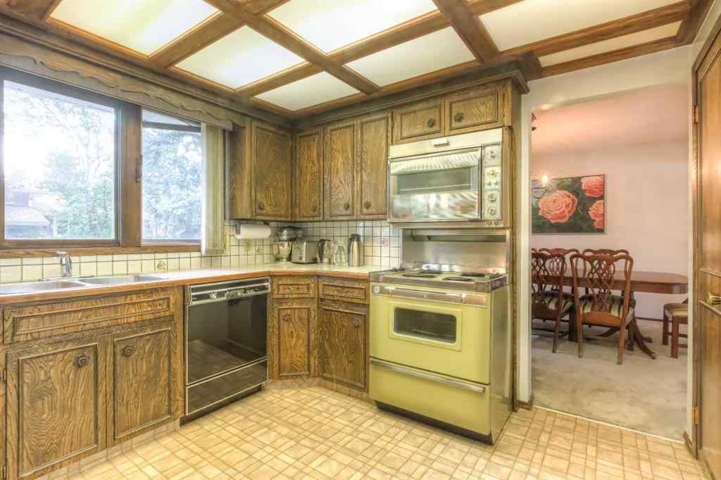 MLS® A2256299 - 22 Varwood Place NW in Varsity Calgary, Residential