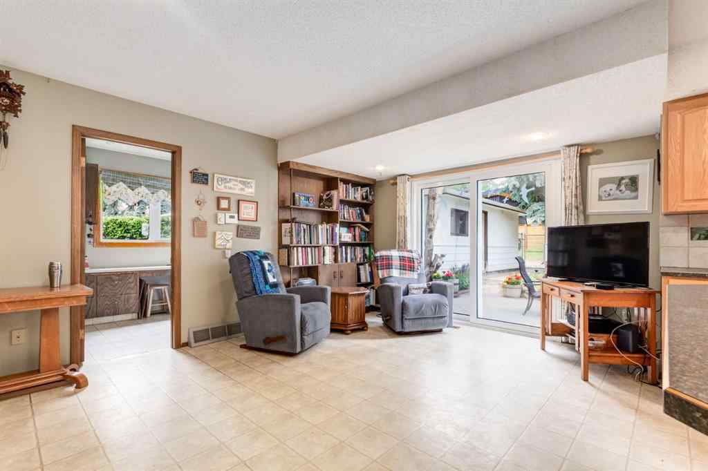 MLS® A2256316 - 274 Carragana Crescent NW in Charleswood Calgary, Residential