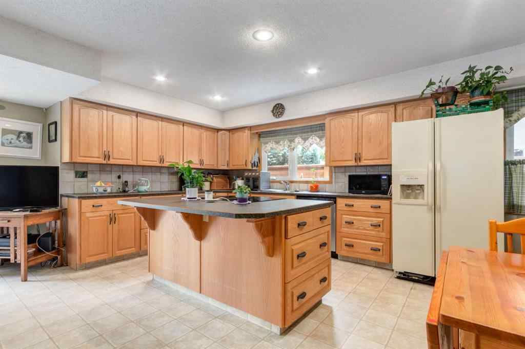 MLS® A2256316 - 274 Carragana Crescent NW in Charleswood Calgary, Residential