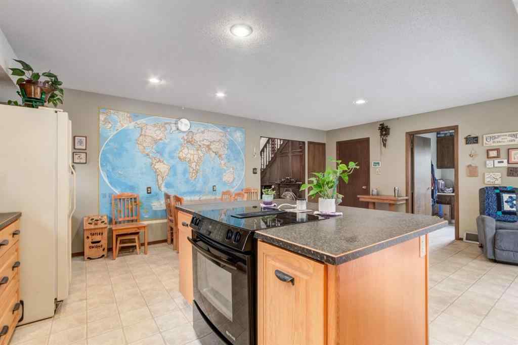 MLS® A2256316 - 274 Carragana Crescent NW in Charleswood Calgary, Residential