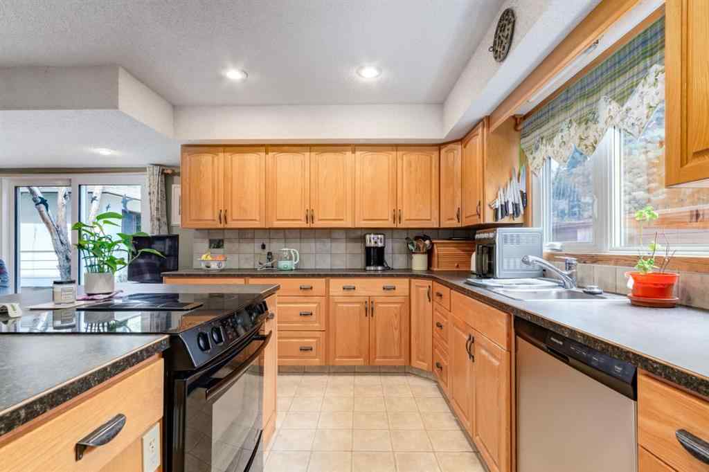 MLS® A2256316 - 274 Carragana Crescent NW in Charleswood Calgary, Residential