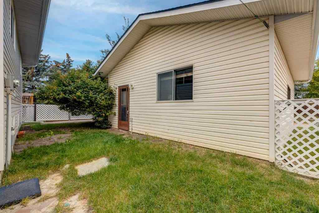MLS® A2256327 - 1812 Meadowbrook Drive SE in Meadowbrook Airdrie, Residential