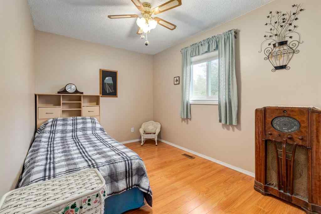 MLS® A2256327 - 1812 Meadowbrook Drive SE in Meadowbrook Airdrie, Residential