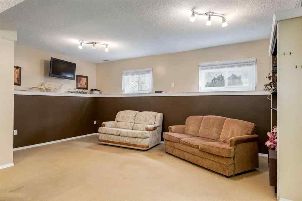 MLS® A2256327 - 1812 Meadowbrook Drive SE in Meadowbrook Airdrie, Residential