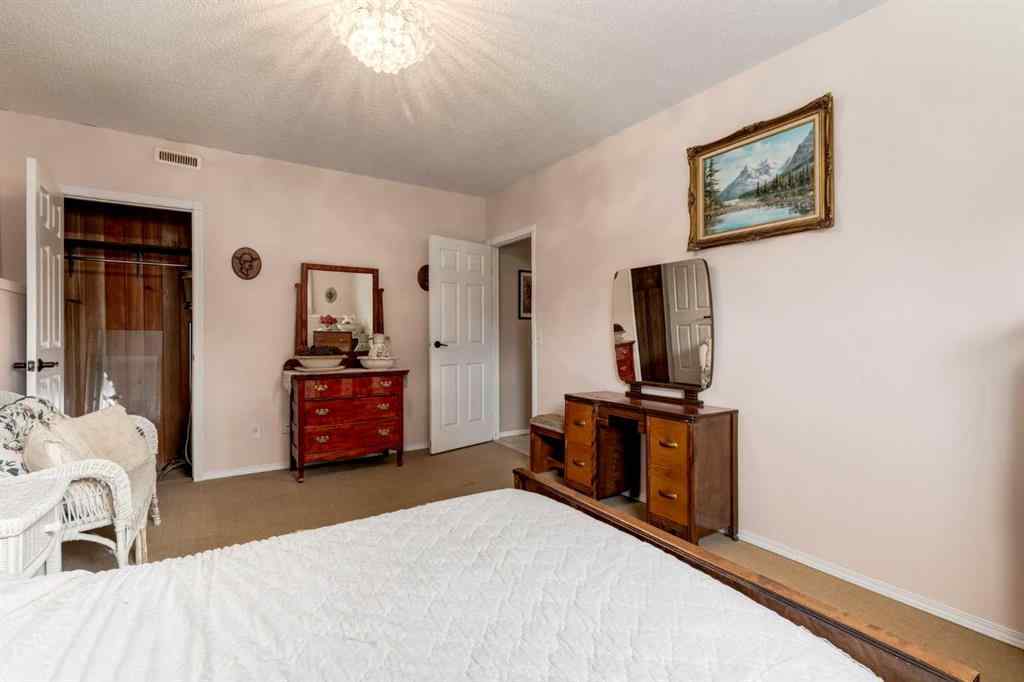 MLS® A2256327 - 1812 Meadowbrook Drive SE in Meadowbrook Airdrie, Residential